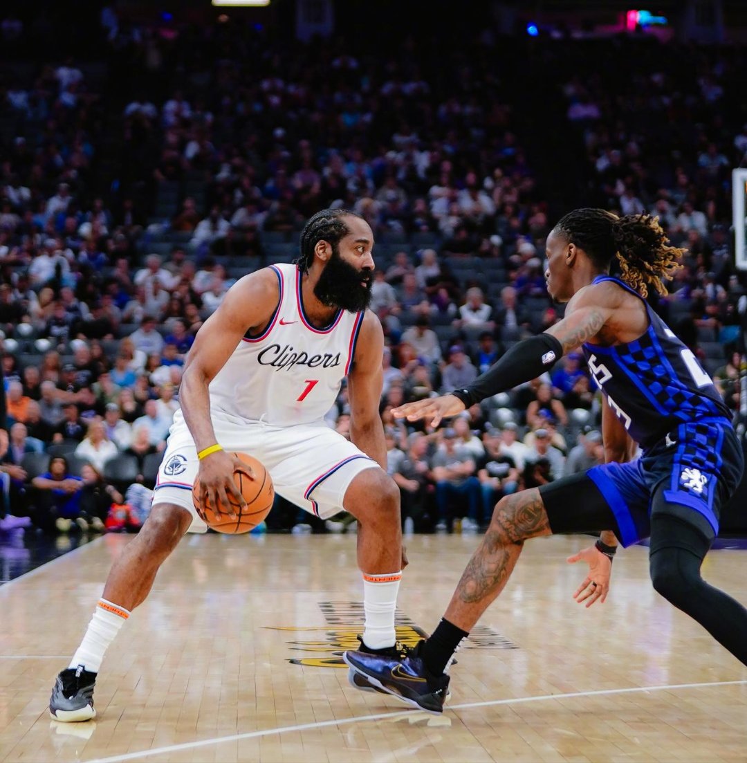 NBA常规赛清晨走向成谜，巴塞罗那官宣签约，质疑声仍在，身体对抗强度拉满的简单介绍