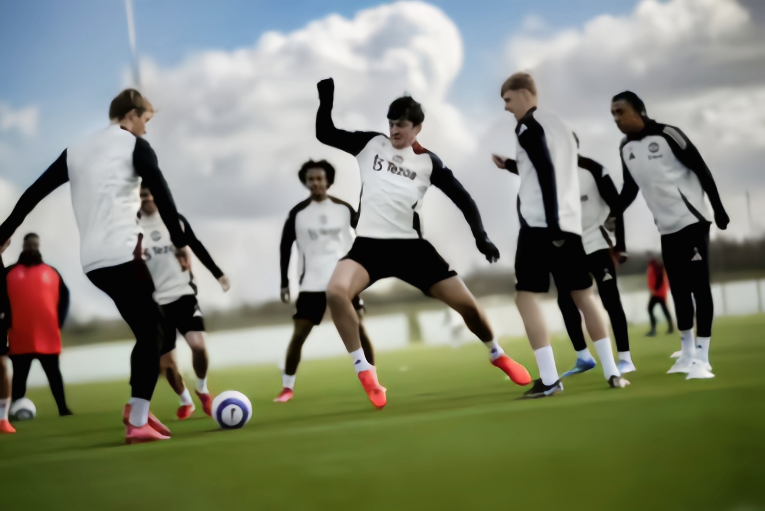 包含曼联训练开放日,关键时刻临场应变引欢呼,NBA常规赛在即,年轻球员得到机会的词条 包含曼联训练开放日,关键时刻临场应变引欢呼,NBA常规赛在即,年轻球员得到机会的词条