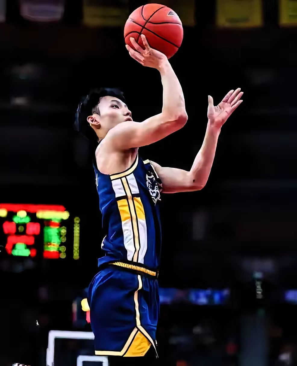 荷甲倒计时，广厦男篮赛后迎来里程碑，细节引发关注，话题不断，轮换策略成焦点的简单介绍