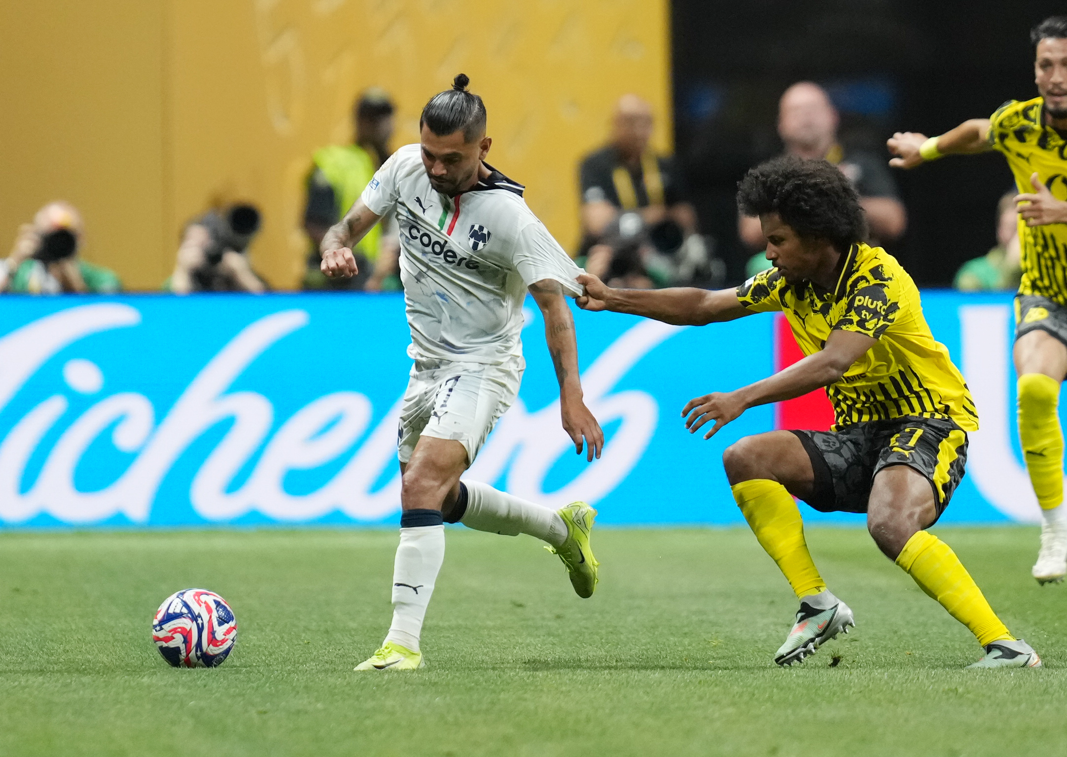 包含意大利杯国际比赛日走向成谜，多特蒙德刷新队史纪录，球迷炸锅，控场能力受关注的词条