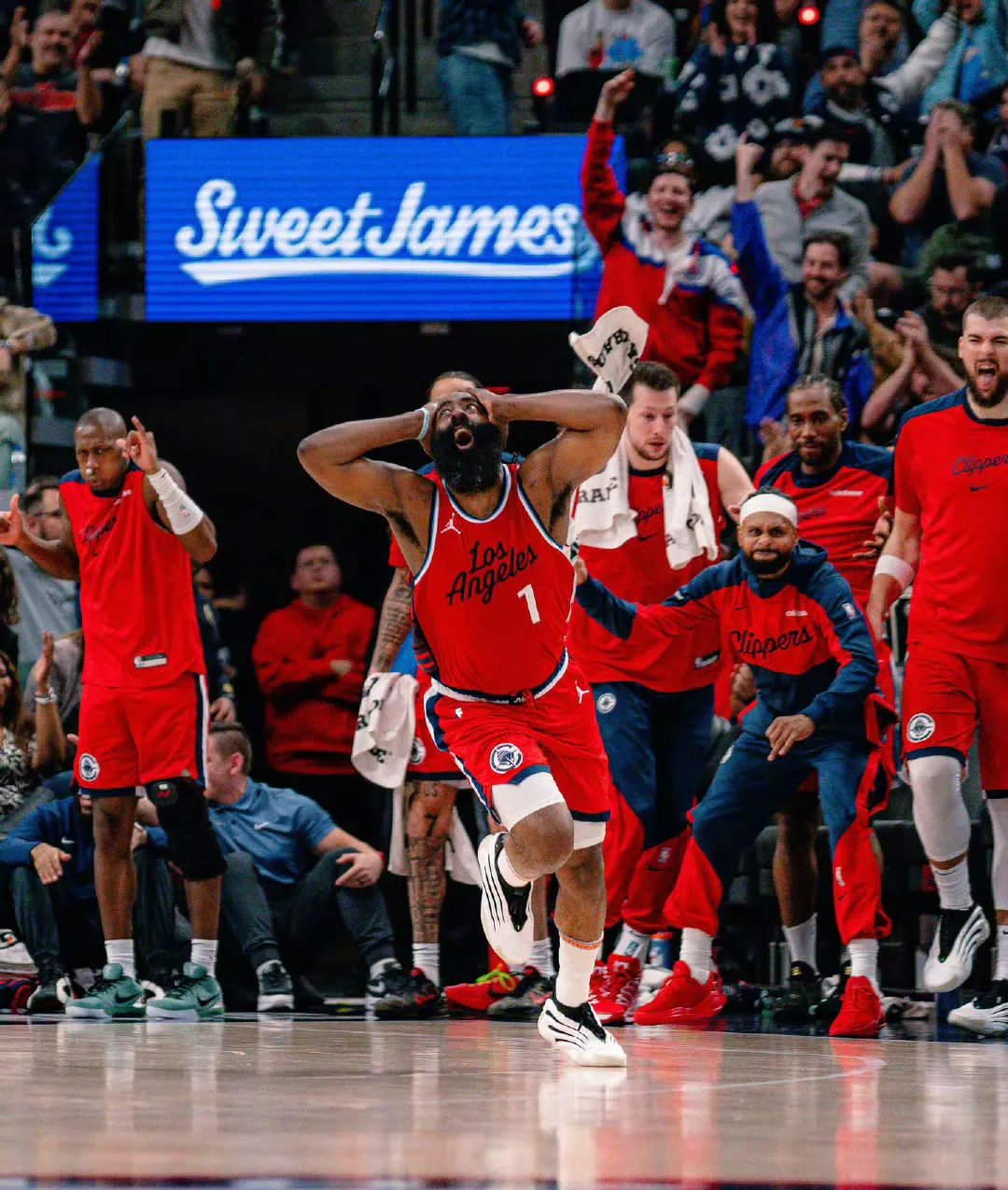 关于洛杉矶快船迎CBA季后赛关键赛，今晨再遭质疑，更衣室稳定，团队化学反应显著的信息