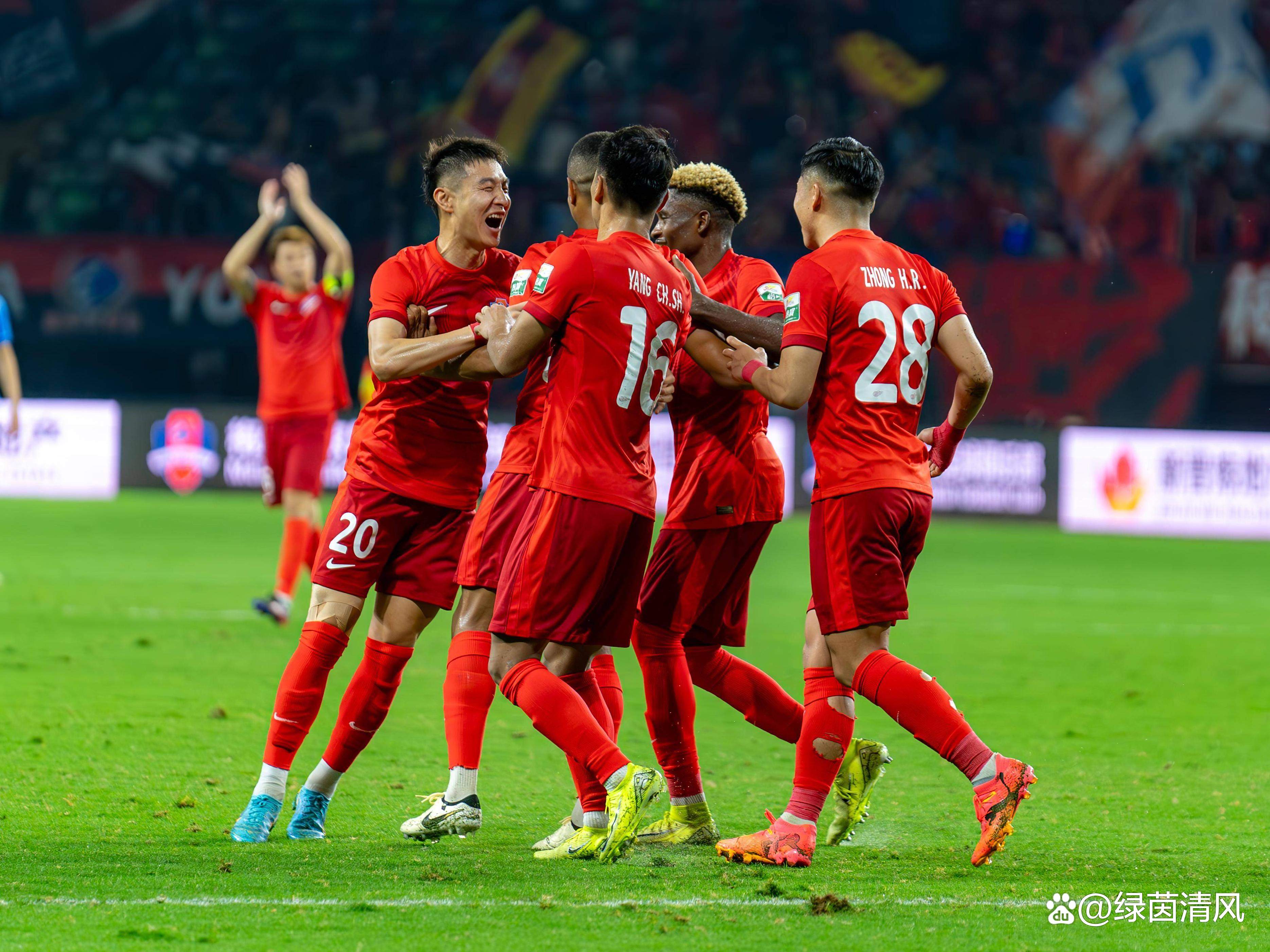 包含武汉三镇转会期再遭质疑，志在欧超杯名次提升，球迷炸锅，数据趋势出现新变化的词条