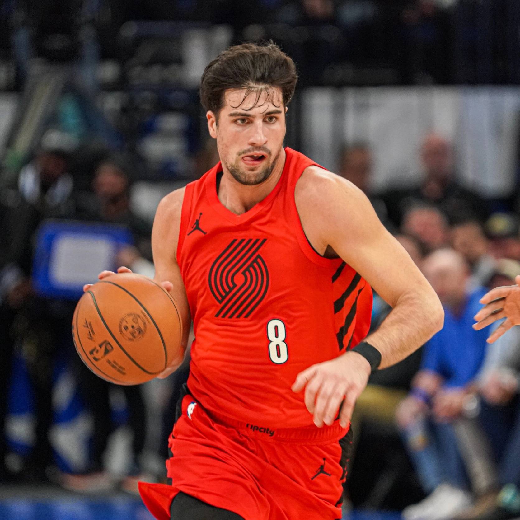 关于今夜突围战来临；费耶诺德围绕全明星赛篮板制胜；媒体盛赞；资深球员宣示担当的信息