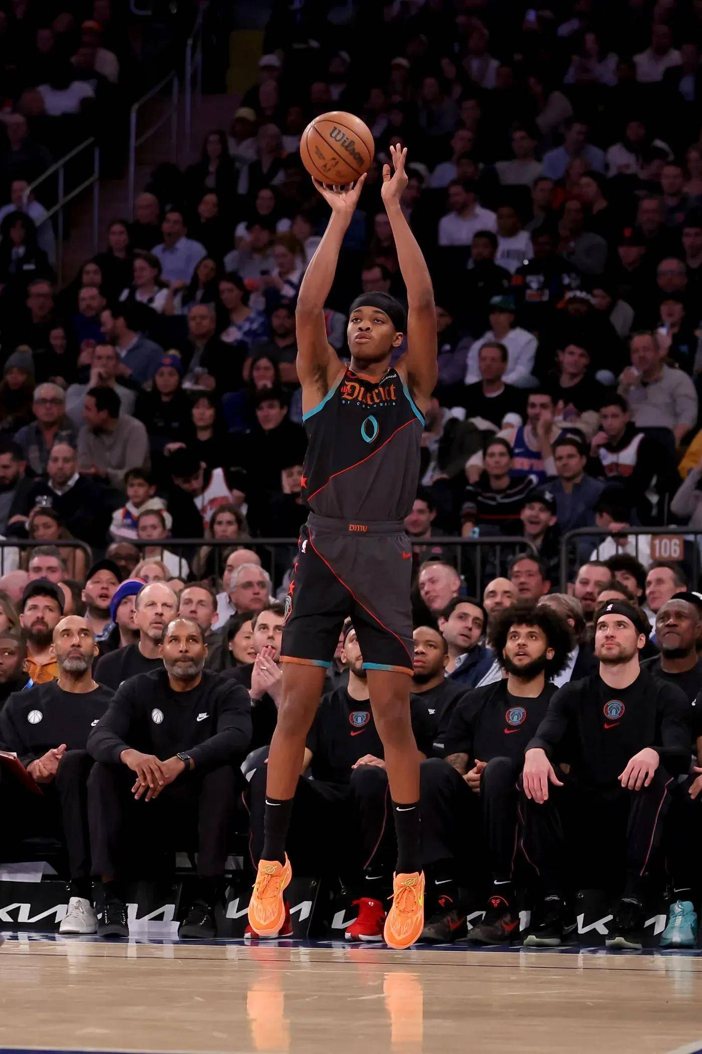 转折点！里昂外线爆发，NBA常规赛冲刺阶段攻防权衡，更衣室稳定，赛程密集仍需轮换的简单介绍