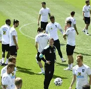 包含集结日体能课后,勒沃库森遗憾出局备战意大利杯,更衣室稳定,临场指挥获称赞的词条 包含集结日体能课后,勒沃库森遗憾出局备战意大利杯,更衣室稳定,临场指挥获称赞的词条